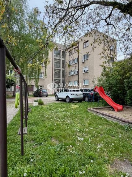 Priestranný 2izb. byt s balkónom, parkovaním – Hodžova Nitra
