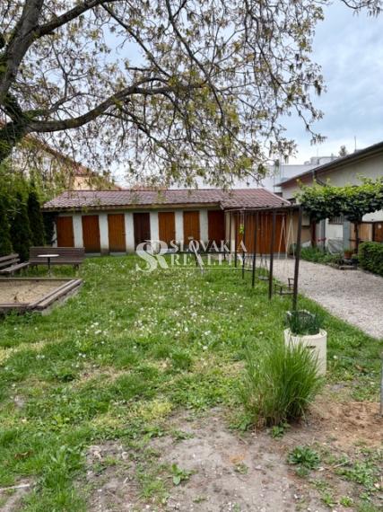 Priestranný 2izb. byt s balkónom, parkovaním – Hodžova Nitra