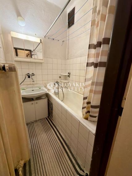 Centrum. Velký 2.izb.byt, balkón, pôvodný stav