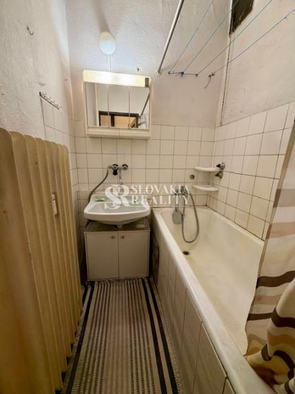 Centrum. Velký 2.izb.byt, balkón, pôvodný stav