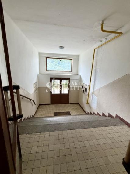 Centrum. Velký 2.izb.byt, balkón, pôvodný stav