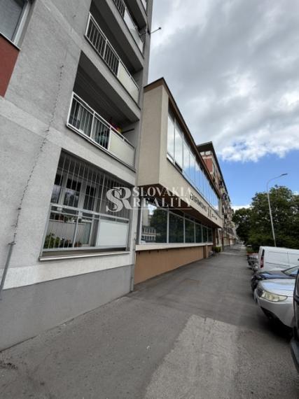 Centrum. Velký 2.izb.byt, balkón, pôvodný stav