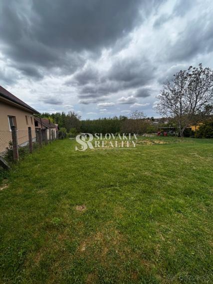 VEĽKÝ POZEMOK 1 403 m², studňa, siete