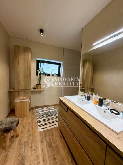 Zariadený 3-izbový bungalov s terasou a moderným dizajnom
