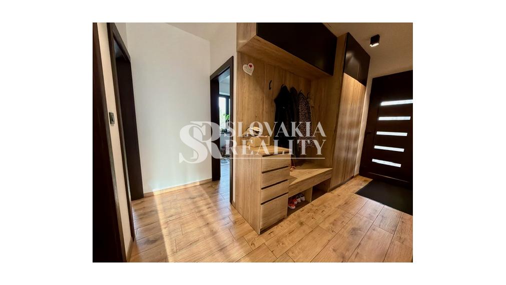 Zariadený 3-izbový bungalov s terasou a moderným dizajnom