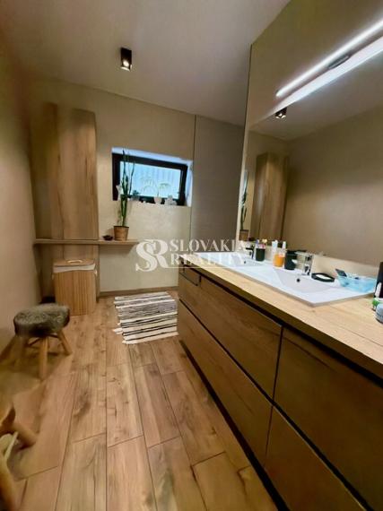 Zariadený 3-izbový bungalov s terasou a moderným dizajnom