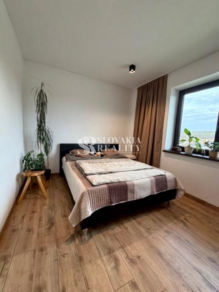 Zariadený 3-izbový bungalov s terasou a moderným dizajnom