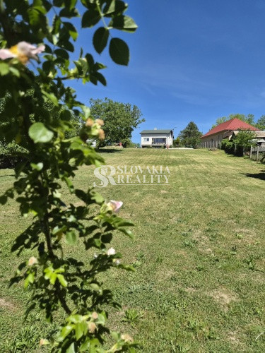 Slnečný pozemok, 14 árov, IS pred pozemkom, studňa