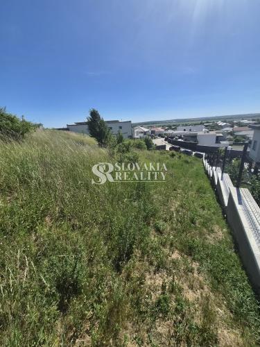 Stavebný pozemok s panoramatickým výhľadom na Zobor 1 686 m²