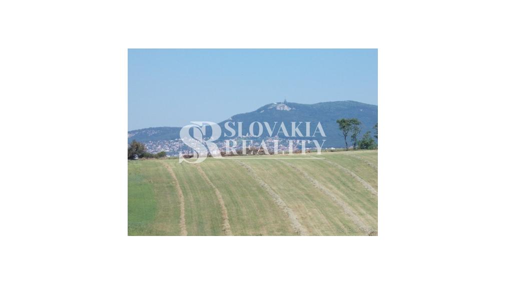 Stavebný pozemok s panoramatickým výhľadom na Zobor 1 686 m²