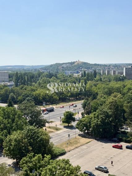 Priestranný 3-izbový byt s balkónom | 80 m² | Chrenová