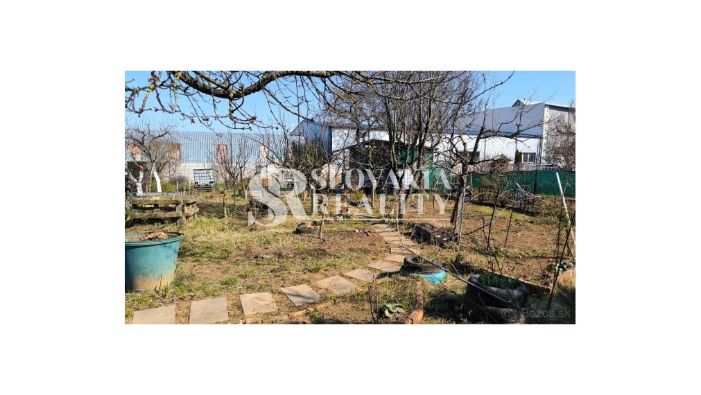 Udržiavaná záhrada s chatkou Horné Krškany – 370 m²