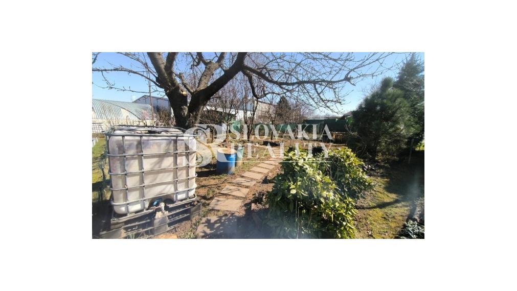 Udržiavaná záhrada s chatkou Horné Krškany – 370 m²