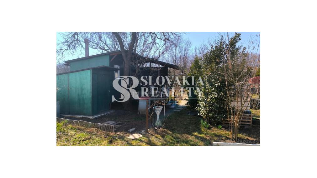 Udržiavaná záhrada s chatkou Horné Krškany – 370 m²