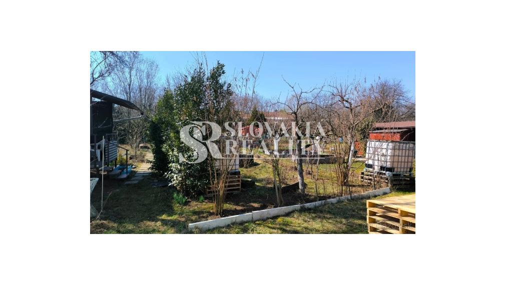 Udržiavaná záhrada s chatkou Horné Krškany – 370 m²