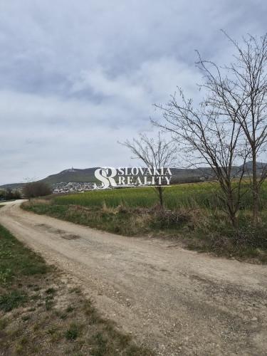 INVESTIČNÝ VEĽKY POZEMOK 993 m² - Nová Chrenová