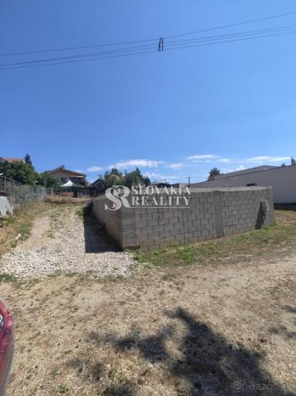 Stavebný pozemok 1 093 m², všetky siete pred pozemkom