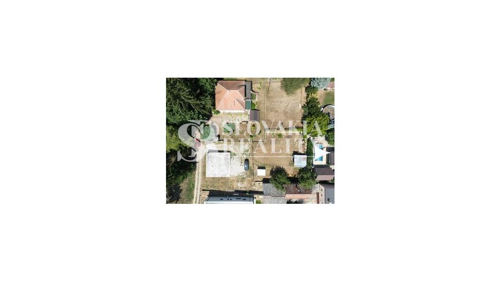 Stavebný pozemok 1 093 m², všetky siete pred pozemkom