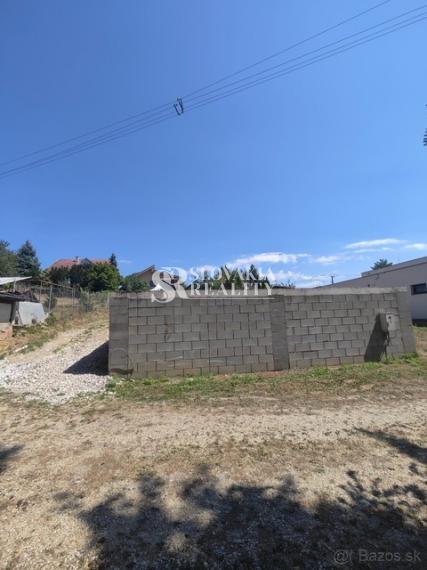 Stavebný pozemok 1 093 m², všetky siete pred pozemkom