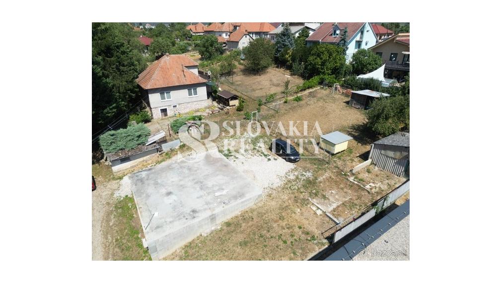 Stavebný pozemok 1 093 m², všetky siete pred pozemkom