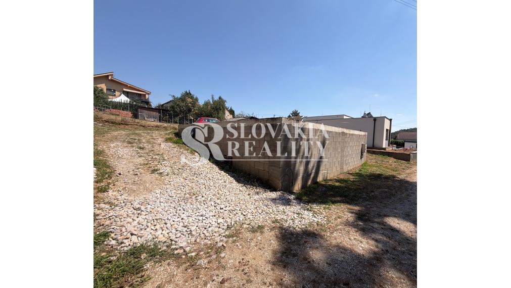 Stavebný pozemok 1 093 m², všetky siete pred pozemkom
