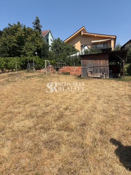 Stavebný pozemok 1 093 m², všetky siete pred pozemkom
