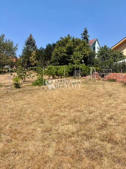 Stavebný pozemok 1 093 m², všetky siete pred pozemkom