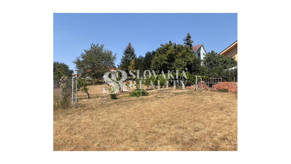 Stavebný pozemok 1 093 m², všetky siete pred pozemkom