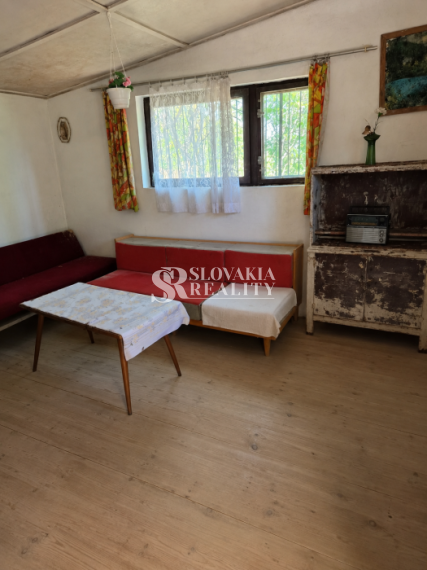 Slnečný pozemok 748 m²- vinohrad, vínna pivnica a chatka