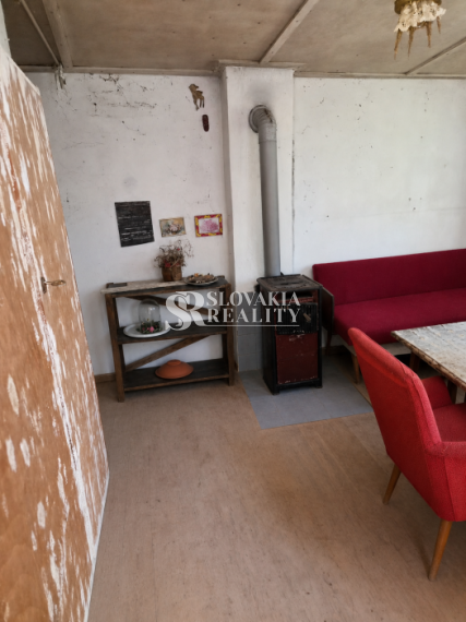 Slnečný pozemok 748 m²- vinohrad, vínna pivnica a chatka