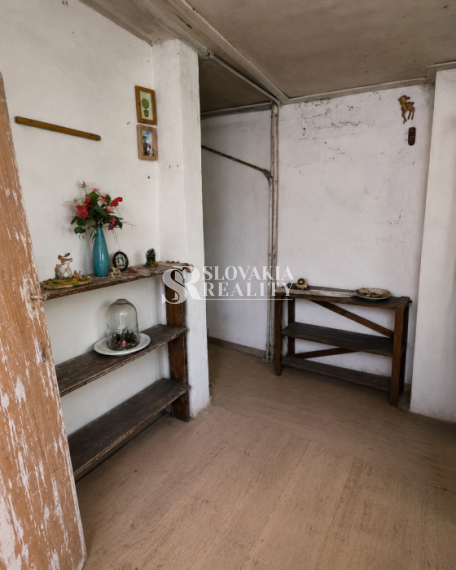 Slnečný pozemok 748 m²- vinohrad, vínna pivnica a chatka