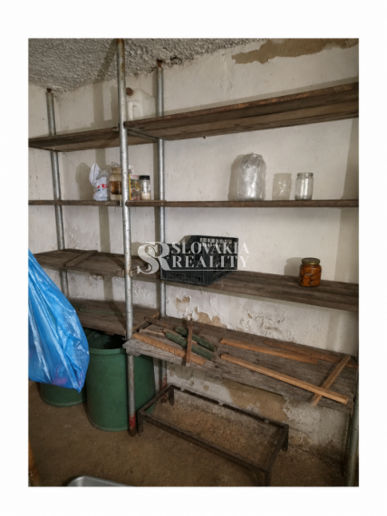 Slnečný pozemok 748 m²- vinohrad, vínna pivnica a chatka