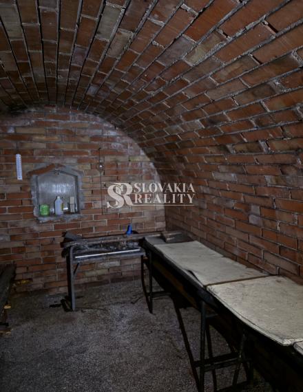 Slnečný pozemok 748 m²- vinohrad, vínna pivnica a chatka