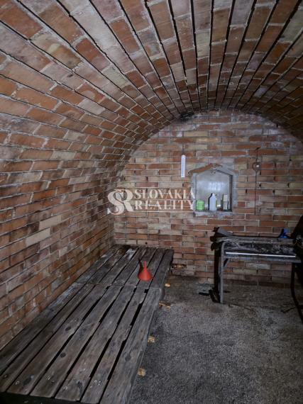 Slnečný pozemok 748 m²- vinohrad, vínna pivnica a chatka