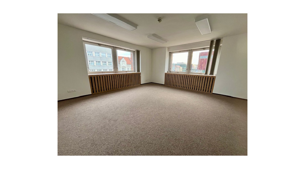 Kancelária 42 m2 na prenájom v absolútnom centre mesta Nitry, prístup 24/7, parkovanie, klimatizácia, novozrekonštruovaná