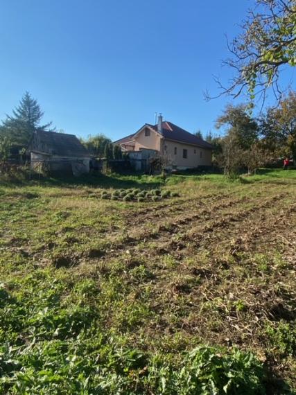 Slnečný, krásny pozemok s IS pred pozemku v Klasove 1300m2