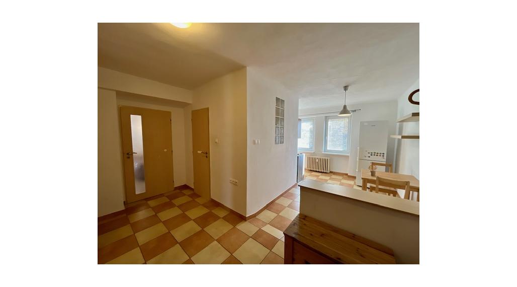 2-izb.byt, centrum mesta, 55m2, čiastočne zariadený, pivnica