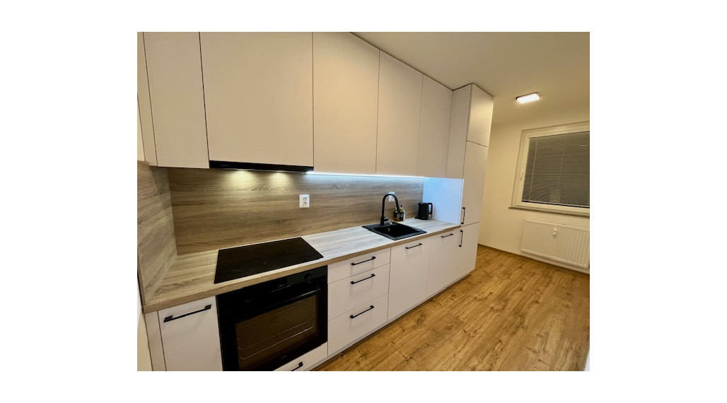 3-izb.zrekonštruovaný, zariadený byt, Zvolenská ul., loggia