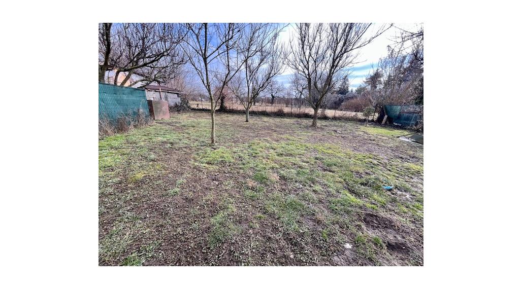 Stavebný pozemok s mobilným domom, 410 m2, Mojmírovce