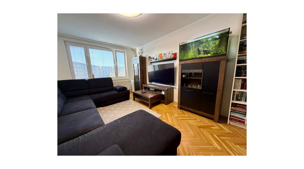 Priestranný 3-izbový byt so šatníkom a balkónom Chrenová