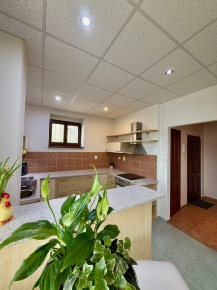 Priestranný 2izb. byt s balkónom, parkovaním – Hodžova Nitra