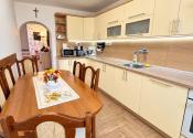 Priestranný RD s charakterom, terasou a veľkorysým zázemím - fotografia 36