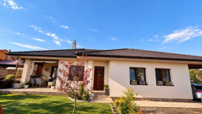 LUXUSNÝ a ÚSPORNÝ 4-IZB. RD s krbom a záhradou-Ivanka pri NR - fotografia 1