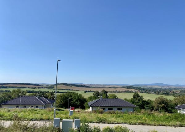 Slnečný, stavebný pozemok pod lesom v obci Podhorany-Mechenice, 762m2, všetky IS okrem plynu