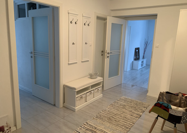 PRENAJATÝ Pekný, svetlý 2 izbový byt v centre mesta na prenájom. Veľká pivnica + parkovanie na rezidenčnú kartu, TV, internet