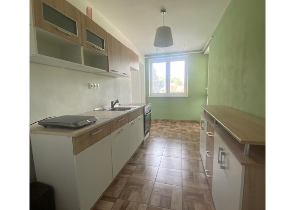 Na predaj veľký 72m2 byt 3-izb., balkón, 2 veľké pivnice, záhrada.