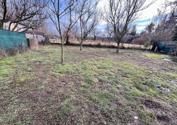 Stavebný pozemok s mobilným domom, 410 m2, Mojmírovce