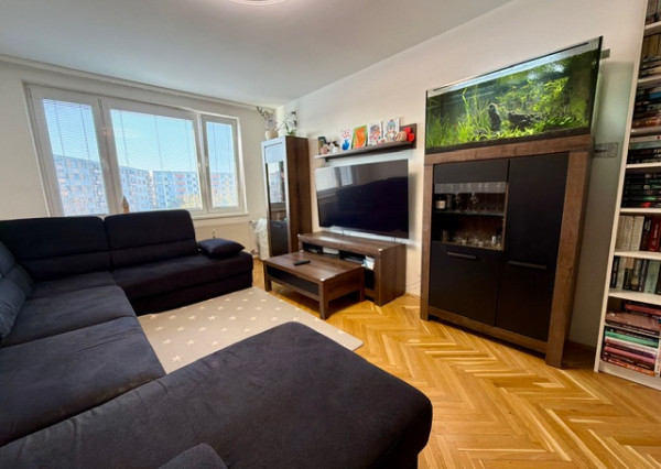 Priestranný 3-izbový byt so šatníkom a balkónom Chrenová