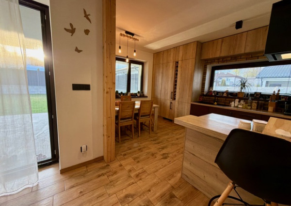 Zariadený 3-izbový bungalov s terasou a moderným dizajnom