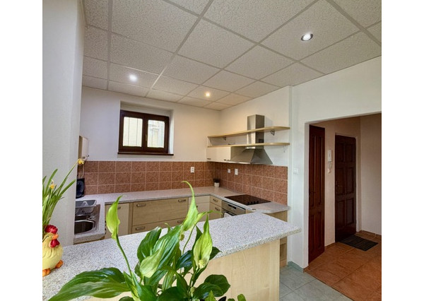 Priestranný 2izb. byt s balkónom, parkovaním – Hodžova Nitra